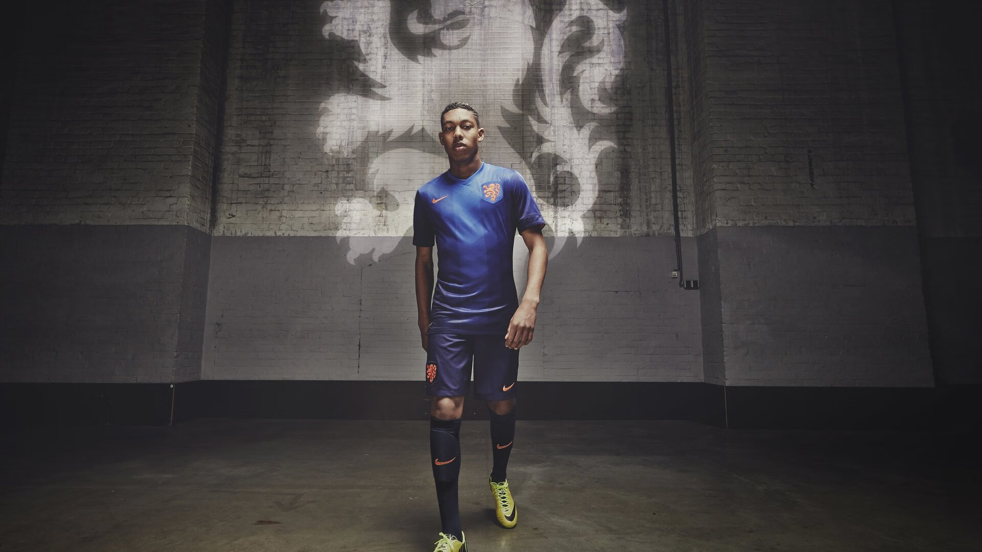 足球赛场比赛策略调整频繁，足球比赛对场地有什么规定